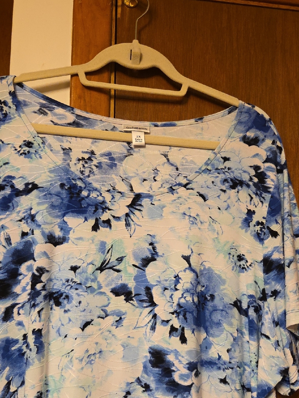 NEW, Never Worn Croft & Barrow Blue and White Floral V-Neck Short Sleeve Tee